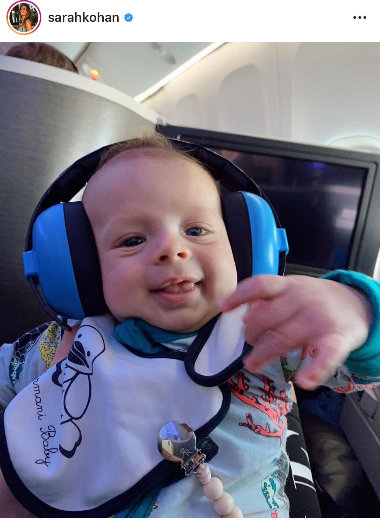 En las fotos se puede ver al bebé portando unos grandes audífonos, que se asemejan a los que se utilizan para que el ruido de los aviones no afecte los oídos de los pequeños.