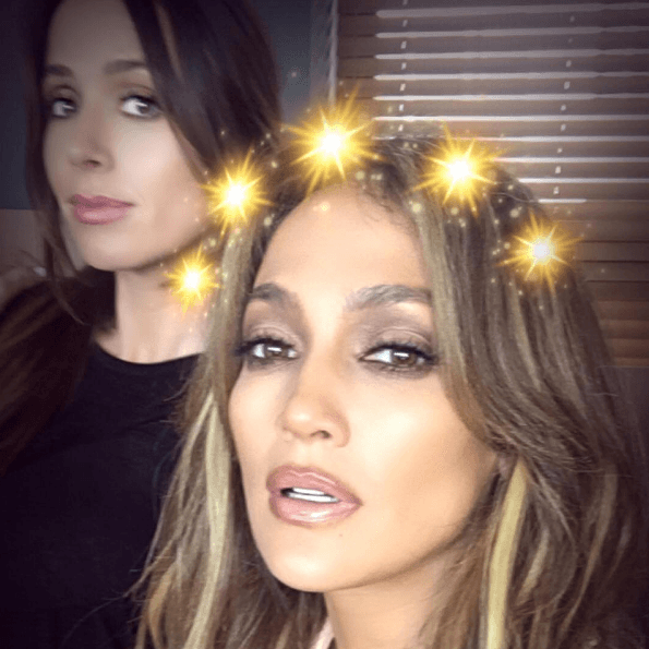 Jennifer Lopez es una de las que más usa esta red en la que ha encontrado la manera más sencilla de lucir una corona de princesa.