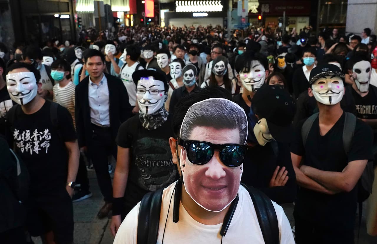 Cientos de manifestantes salieron a las calles de 
<a href="https://www.univision.com/noticias/opinion/hong-kong-teme-por-su-libertad">Hong Kong</a> con máscaras representativas de Halloween para denunciar el retroceso de las libertades y las injerencias de China en la región semiautónoma. Desafiaron así la prohibición del gobierno a llevar el rostro cubierto. 
<br>