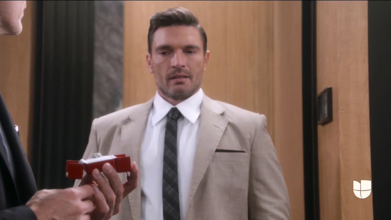 Por su parte, Carlos estaba furioso, 
<b><a href="https://www.univision.com/shows/por-amar-sin-ley/carlos-descubrio-que-ricardo-piensa-pedirle-matrimonio-a-alejandra-video" target="_blank">pues había descubierto que Ricardo pensaba pedirle a Alejandra</a></b> que se casara con él, y estaba dispuesto a todo para impedirlo.