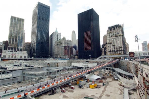 El 11 de septiembre de 2004, durante el tercer aniversario de los ataques terroristas familiares de las víctimas de los ataques terroristas bajan por una rampa para asistir al evento de recordación.