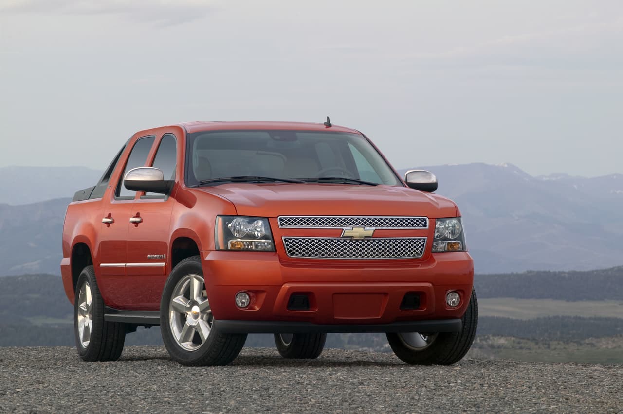 La
<b> Chevrolet Avalanche 2009</b> también contaba con dos opciones de motores V8 de 5.3 y 6.0 litros. La versión empleada en el video corresponde a la Z71, una opción todoterreno vendida por Chevrolet con mayor equipamiento como suspensión modificada, rines de 18 pulgadas y ganchos para remolque.