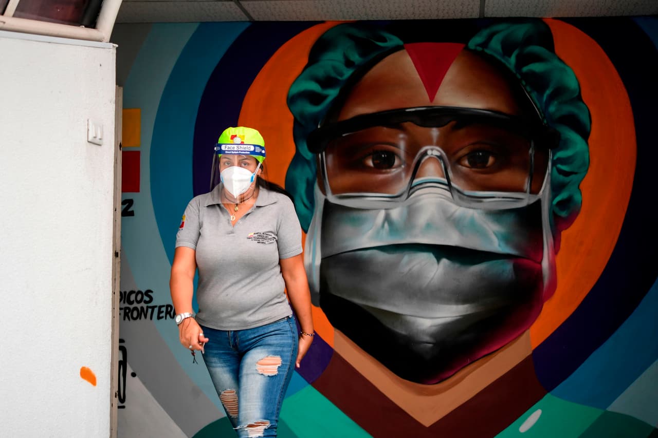 Existe 
<a href="https://www.cdc.gov/coronavirus/2019-ncov/more/masking-science-sars-cov2.html">evidencia científica</a> de que el uso general de protecciones faciales durante una pandemia puede ayudar a reducir la transmisión de la enfermedad. El principal papel de esta práctica es limitar la liberación de partículas infecciosas en el aire cuando las personas hablan, tosen o estornudan.