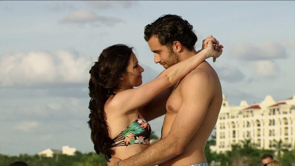 Vivieron un apasionado amor en la playa.