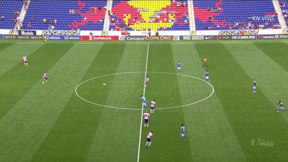 Arranca el partido y la pelota está en juego.