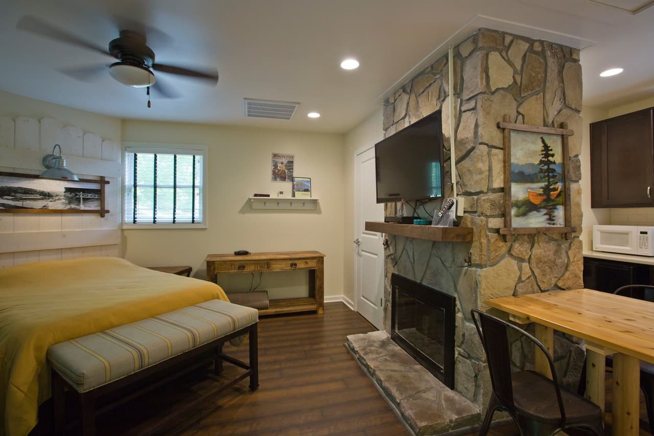 Ubicadas en la ciudad de Blairsville, en el norte de Georgia, rodeadas de excelentes rutas de senderismo y un pequeño lago de montaña, las cabañas de uno y dos dormitorios en Vogel se construyeron en la década de 1930 y han conservado su encanto histórico al tiempo que cuentan con nuevas comodidades.