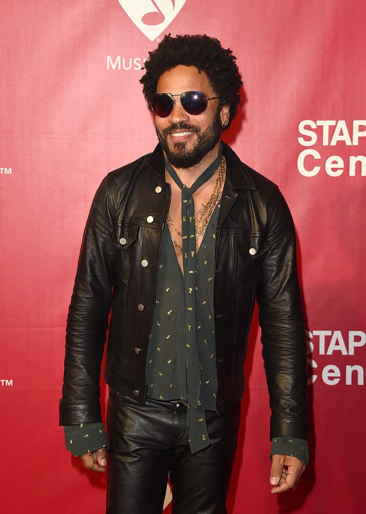 Hace varios años la modelo brasileña mantuvo una breve relación con el cantante, sin embargo, reveló que tiene prohibido dar detalles de su romance porque firmó un contrato de confidencialidad.