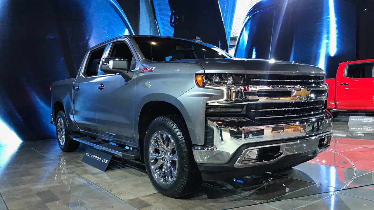 <h3 class="cms-h3-H3">Chevrolet Silverado LTZ 2019</h3>
<br>
<br>La
<b><a href="https://www.univision.com/noticias/chevrolet/la-chevrolet-silverado-2019-debuta-en-detroit-con-ocho-versiones-y-un-nuevo-motor-diesel" target="_blank">cuarta generación</a></b> de la camioneta full size de Chevrolet que debutó en Detroit el pasado mes de enero, fue mostrada en Chicago en su versión LTZ de alto contenido. Aún falta tiempo para verla en las calles, aunque luce lista para empezar a dar dar guerra ahora mismo.