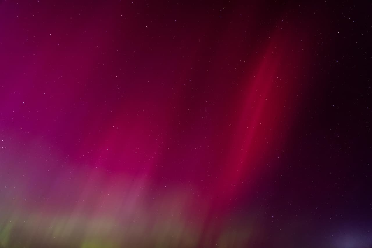 Una tormenta geomagnética iluminó el cielo nocturno con las luces de la aurora boreal sobre las salinas de Bonneville en Wendover, Utah.