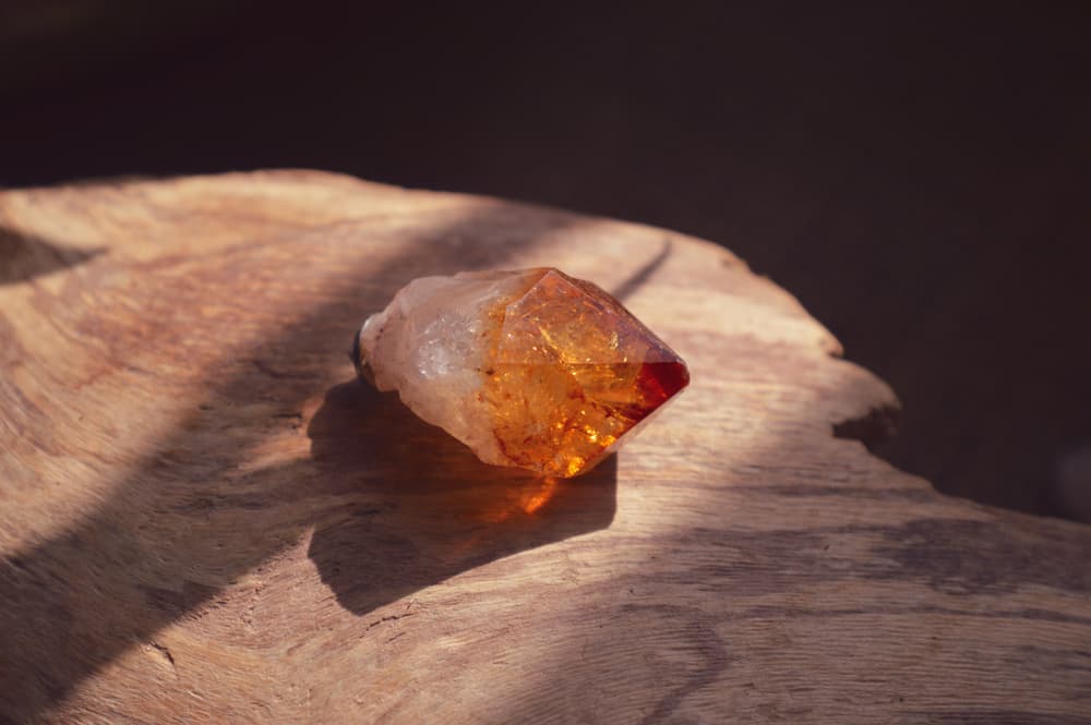 <h3 class="cms-H3-H3">Citrino </h3>
<br>Su color amarillo remite al oro, este cuarzo es una de las piedras más importantes de la abundancia en el mundo energético.