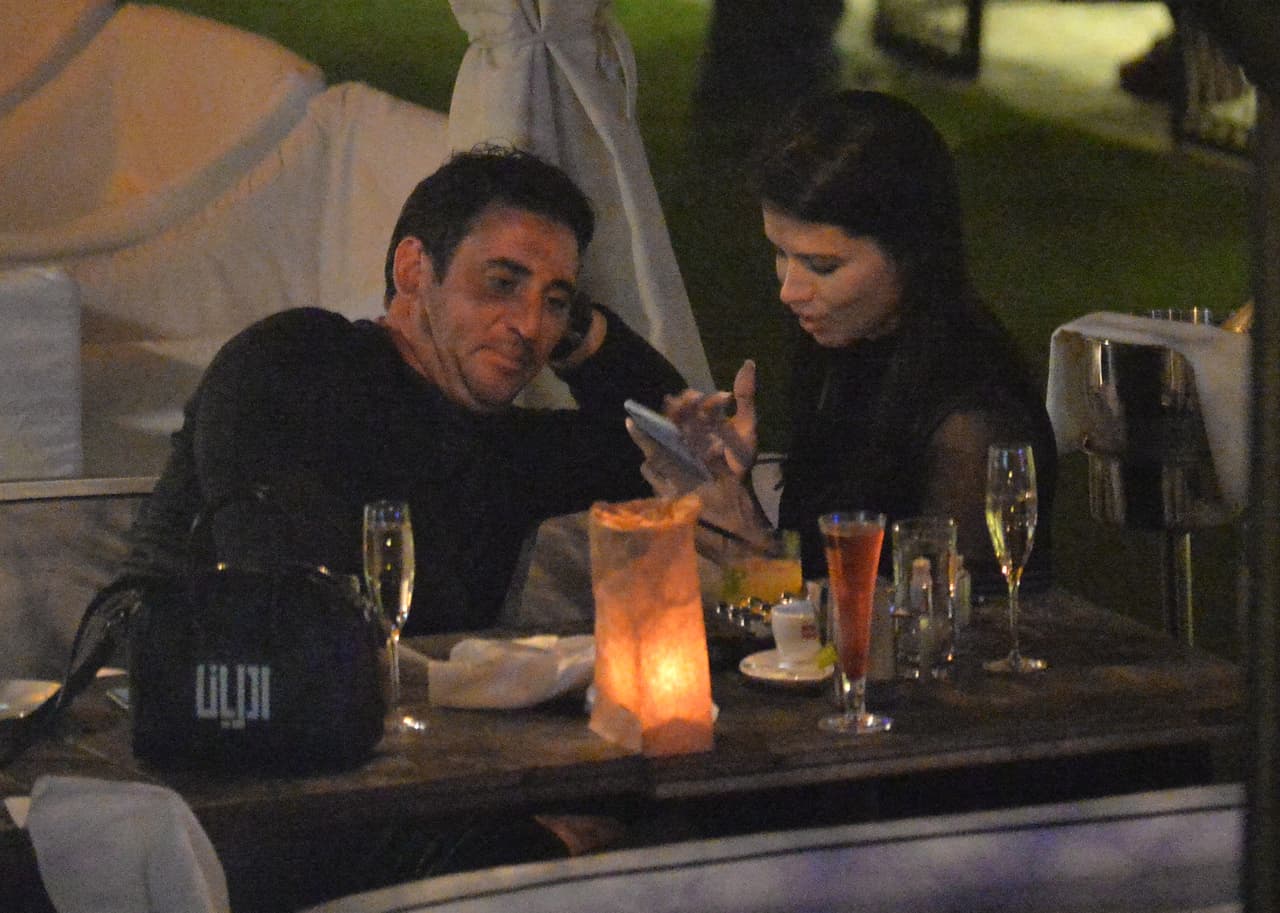 Adriana Lima rompió con el receptor de New England Patriots Julian Edelman hace sólo una semana. Sin embargo, se le vio besándose en un restaurante con el chico malo de los muchachos de Nueva York Mitch, Matt Harvey. Estas son las primeras fotos de la nueva pareja. La pareja llegó en yate y cenaron y tomaron champán por horas en el River Yacht Club el 15 de marzo de 2017, en Miami, Florida.