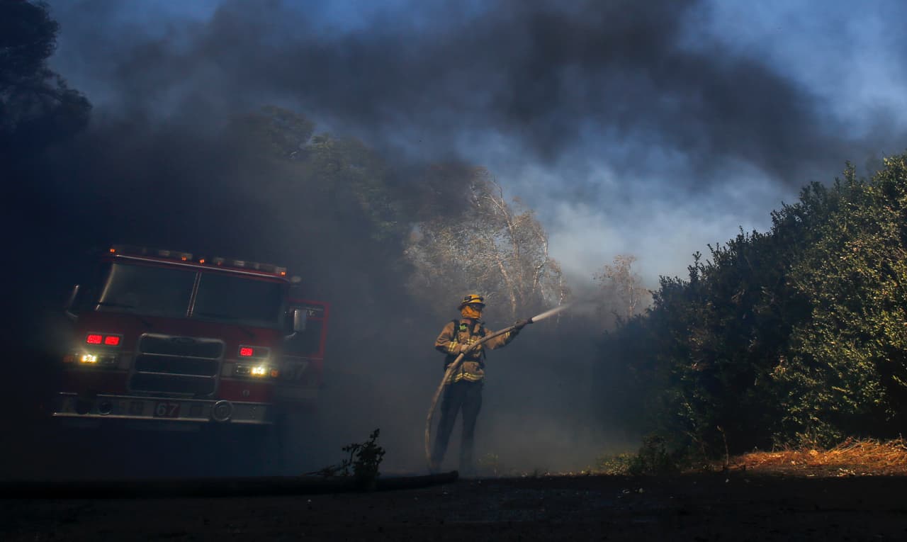 Más de 1,940 acres arrasados en 12 horas cerca de Los Ángeles: los incendios no dan tregua en California