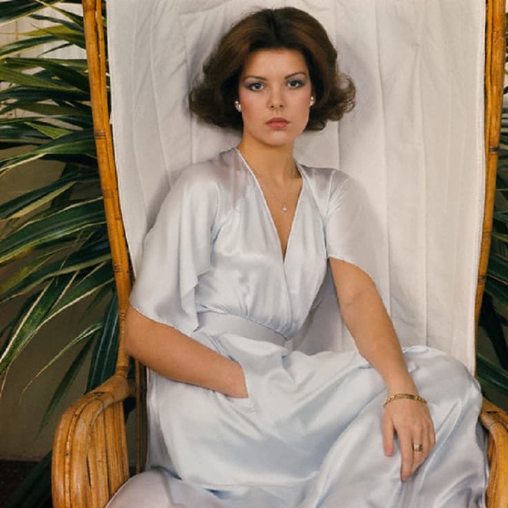 Su hermana mayor, Carolina, en la década de 1970 era aún más rebelde. No pudo evitar ser foco de escándalo cuando le daba por bailar en los bares de Paris o Nueva York, hasta altas horas de la madrugada. Y ni hablar de su fugaz primer matrimonio con el playboy Philipe Junot, que duró menos de diez meses.