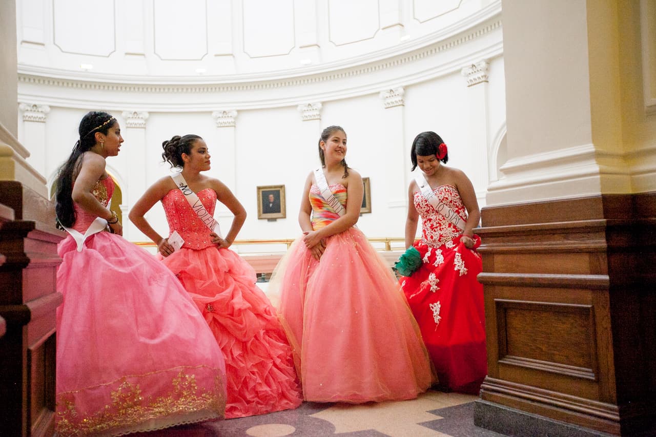 <b>Vestidas contra la SB4.</b> La ley SB4 fue aprobada en la primavera de 2017 por legisladores republicanos de Texas, luego de que el gobernador Greg Abbott declarara como prioridad eliminar las ciudades santuario en el estado. La medida obligaba a las autoridades a cumplir con las solicitudes de detención de ICE. En julio de 2017, 15 jovencitas latinas desfilaron con trajes tradicionales de quinceañeras en el capitolio de Austin,Texas, para expresar orgullo por su cultura y rechazo a la SB4.
<b><a href="https://www.univision.com/austin/kakw/noticias/sb4/corte-de-apelaciones-levanta-parte-del-bloqueo-de-la-ley-antisantuario-sb4-de-texas">Finalmente, la ley fue bloqueada y solo aprobada parcialmente</a></b>.