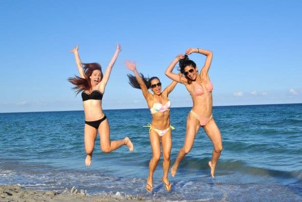 Las chicas de Nuestra Belleza Latina se escaparon a la playa y deleitaron a los caballeros con sus espectaculares curvas latinas.