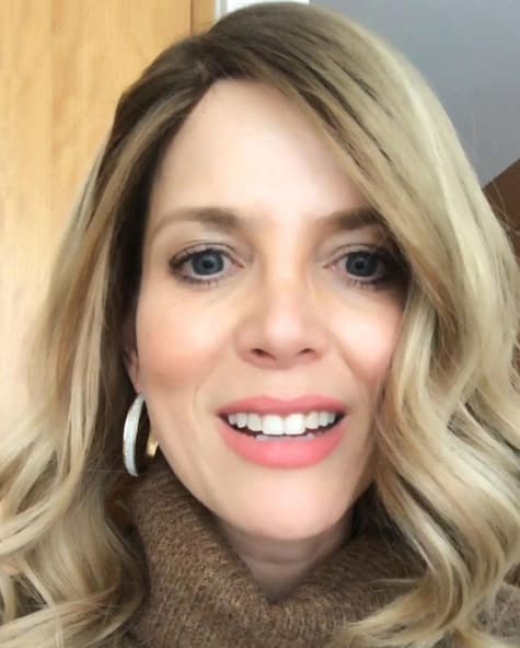 En su religión las mujeres casadas no pueden mostrar el pelo en público y, dado que ella es casada, ha decidido usar pelucar para seguir las costumbres.