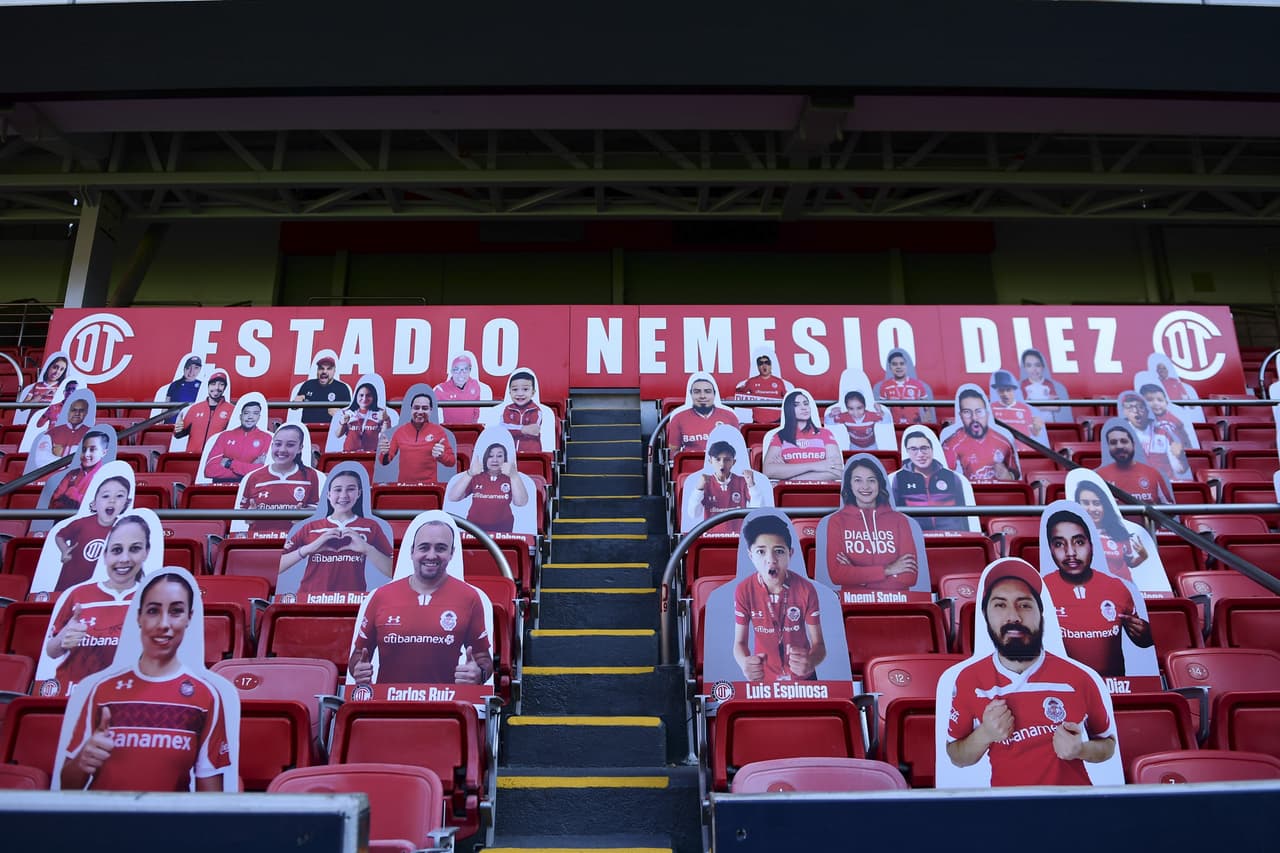 Así lucen algunos de los estadios mexicanos con el motivo de que la afición continúe en contacto con los jugadores durante cada partido.