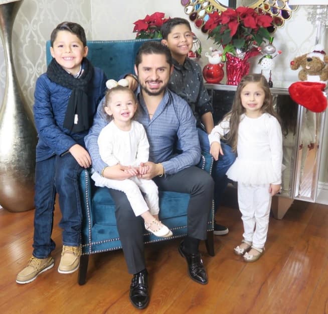 Después de que pasó la polémica Larry publicó otro donde se encuentra jugando futbol con sus hijos mayores, pero eso no hizo que a muchos de sus seguidores se les olvidara lo que su hijo había hecho, “Así como les enseñas a jugar, enséñales a respetar', escribió otra de sus seguidores, provocando la furia del cantante.