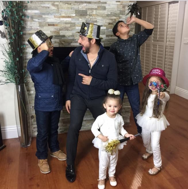 Su audiencia se aplazó hasta el próximo 29 de enero, por lo que el cantante pudo celebrar con su familia la despedida del 2015 un poco más tranquilo.