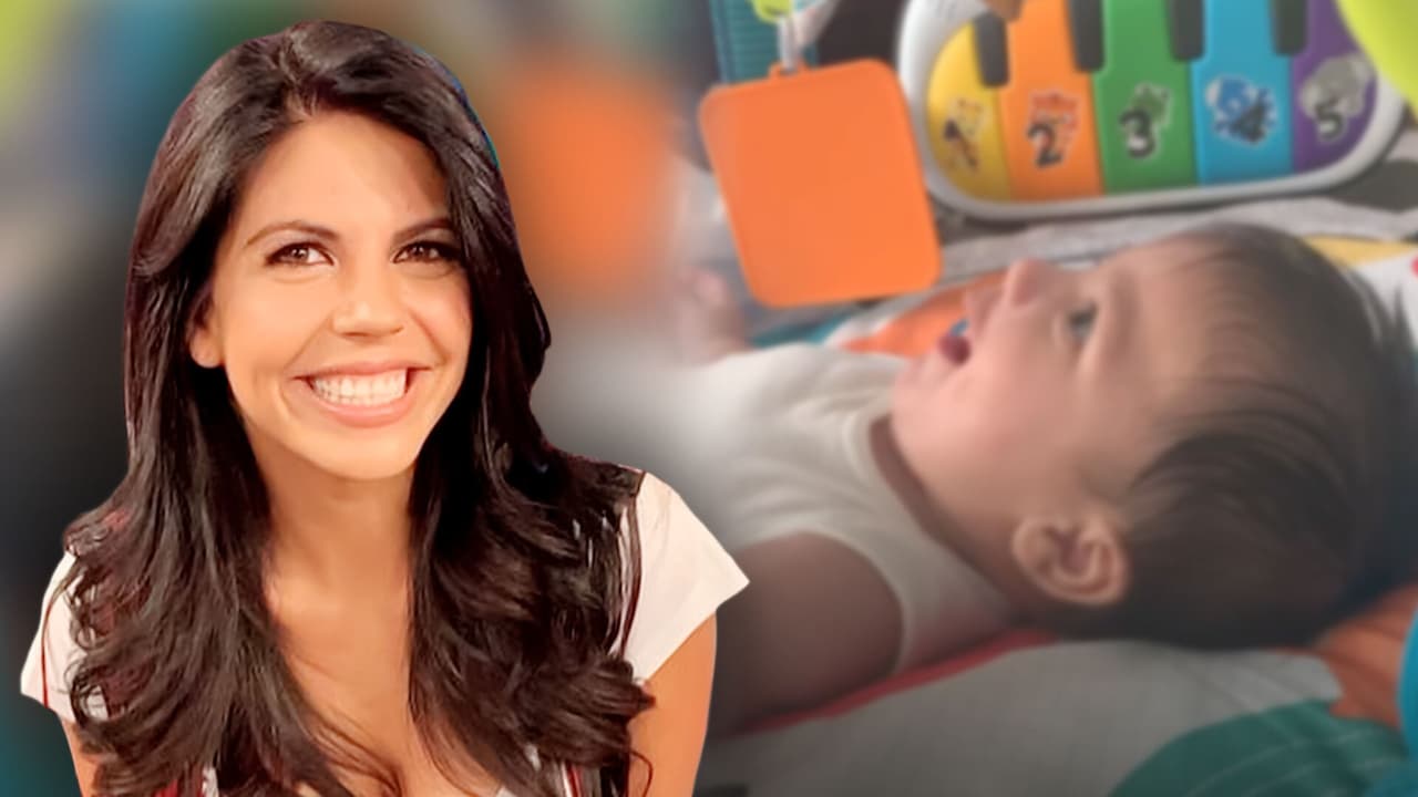 África Zavala sorprende a su hijo de 4 meses 'platicando' con alguien más