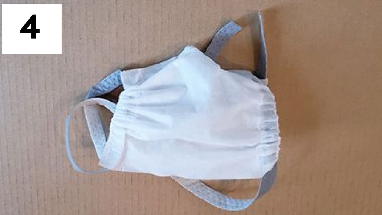 <b>Mascarilla quirúrgica de polipropileno:</b> Las gotas respiratorias transmitidas entre esta y la anterior hacen que su efectividad sea prácticamente la misma. Esta mascarilla cuenta con dos pliegues y tiras elásticas alrededor de la cabeza.