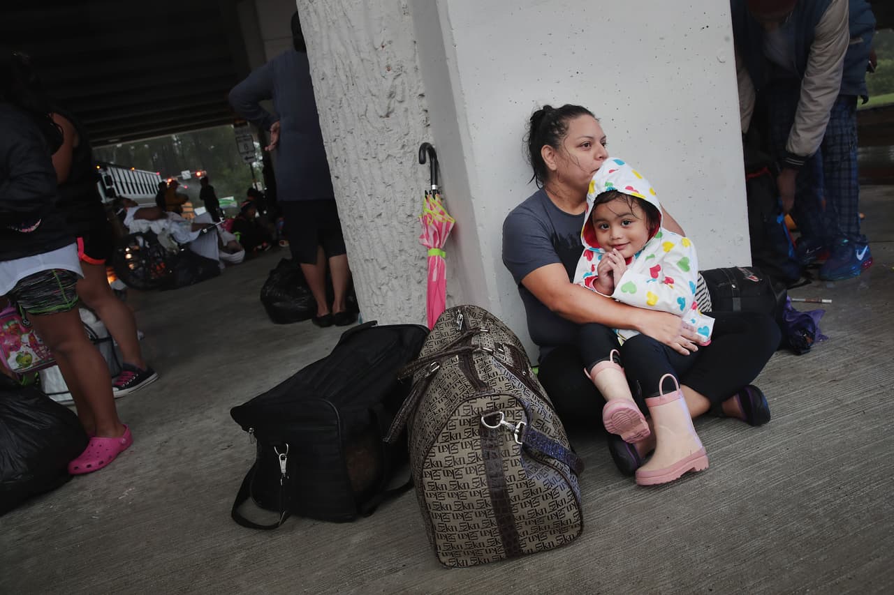 Algunos afectados tuvieron que esperar algunas horas para ser trasladados a los centros de refugio del estado.