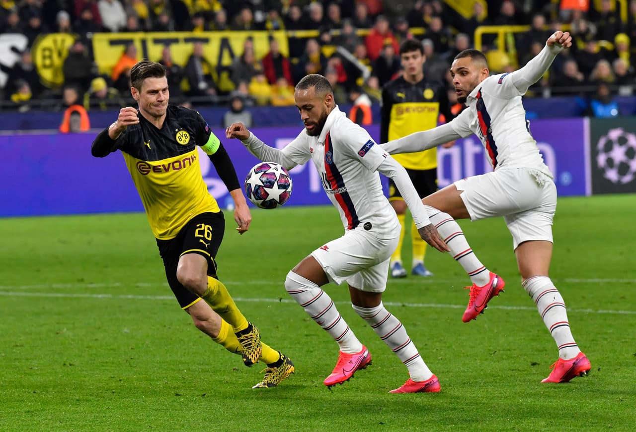 La defensa del Dortmund no se entiende, dejan botal el balón en el área, Naymar toma la pelota remata y el balón pega en la escuadra y sale.