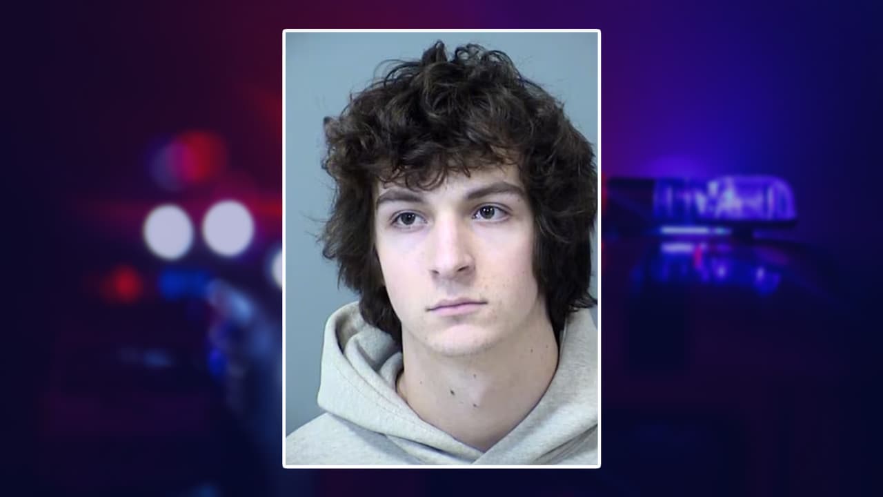 Otro de los acusados es 
<b>Cody Michael Kostoryz</b>, también de 19 años, enfrenta un cargo de agresión agravada, un delito grave de Clase 6 por un incidente que ocurrió el 17 de diciembre de 2022 en Gilbert, en el que el acusado supuestamente agredió a una víctima en una fiesta.