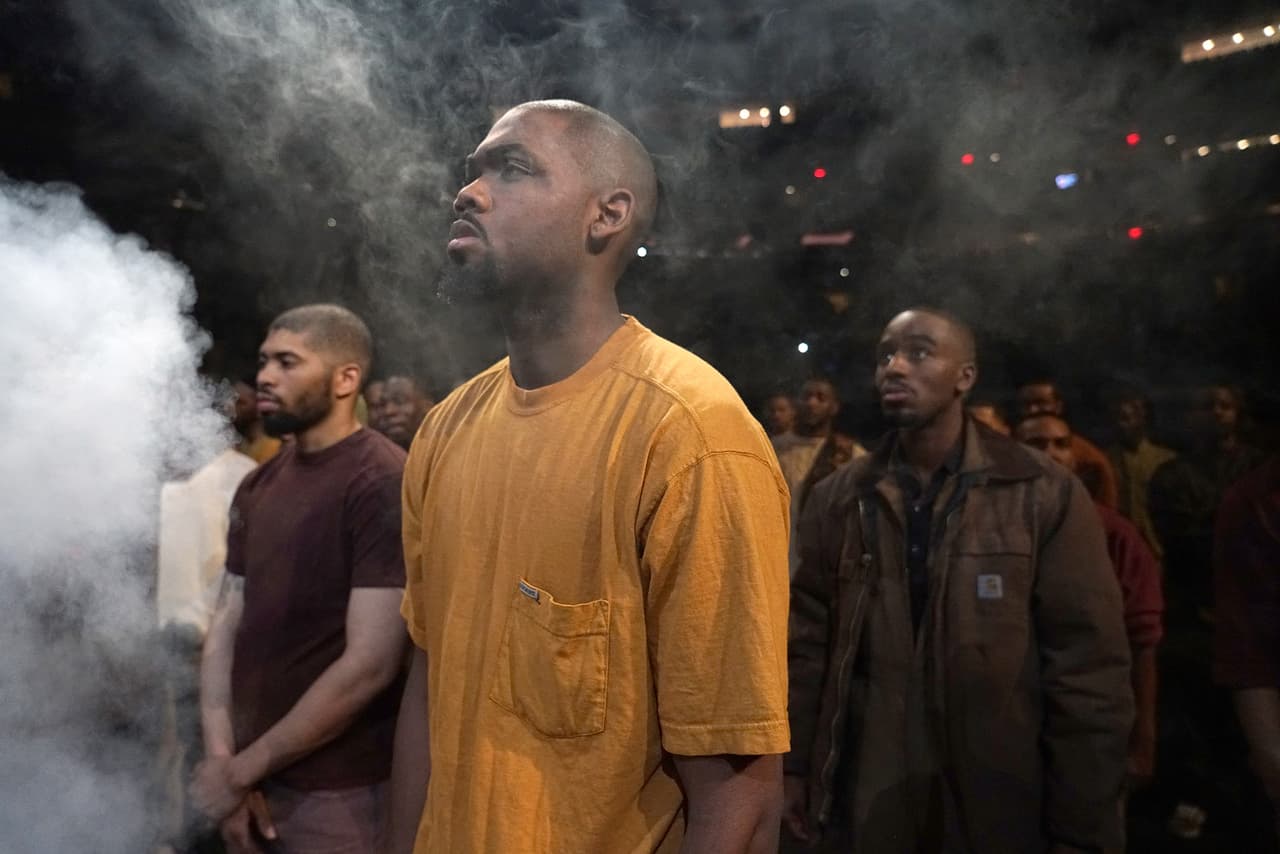 Un hombre que conoce qué es el espectáculo, así parece posicionarse este músico que aprovechó el lanzamiento de su colección Yeezy3, con Adidas, para lanzar su nuevo sencillo 'Famous'.