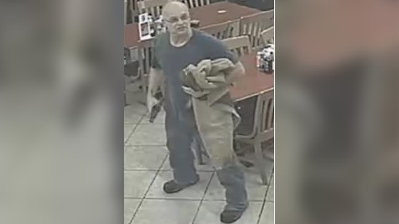 "Defendió mí negocio y a los clientes", expresó López sobre el hombre que le disparó al sospechoso.