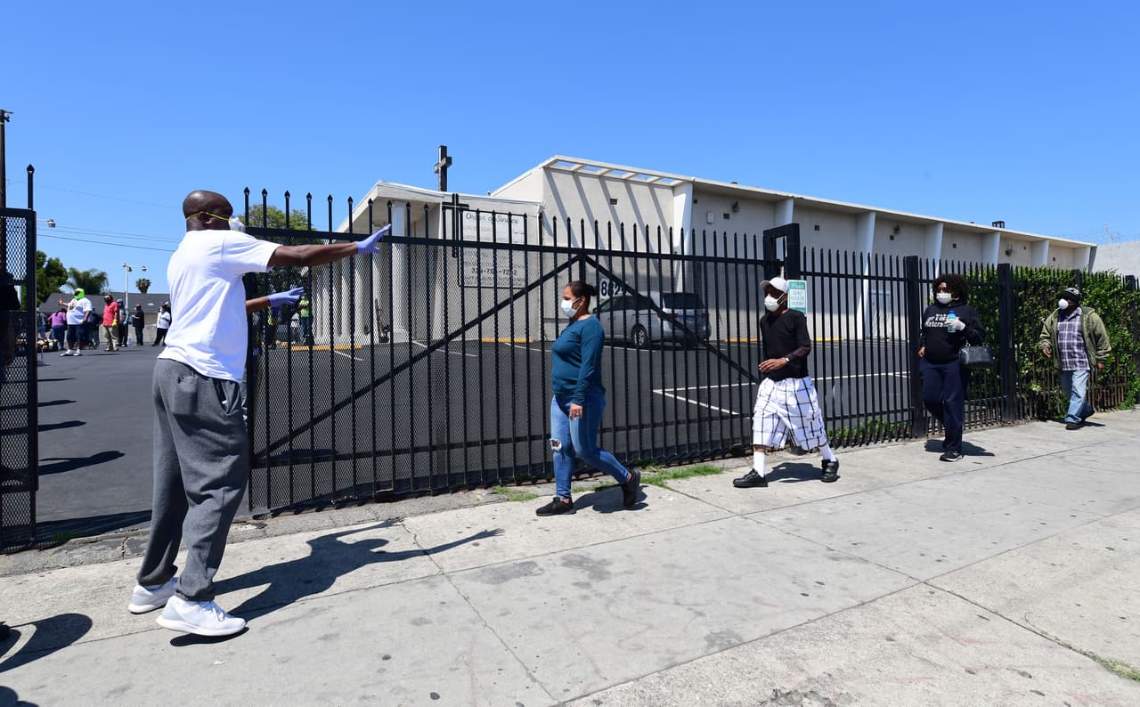 <b>(5) Distanciamiento social. </b>Antes de comenzar a relajar el toque de queda, el gobierno quiere asegurarse que los negocios, iglesias, escuelas y guarderías de todo el estado cuenten con planes e infraestructura necesaria para mantener las normas de distanciamiento social, además de proveer equipo de protección personal a todos sus empleados.