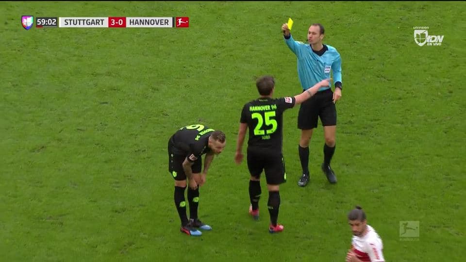 Tarjeta amarilla. El árbitro amonesta a Oliver Sorg de Hannover 96