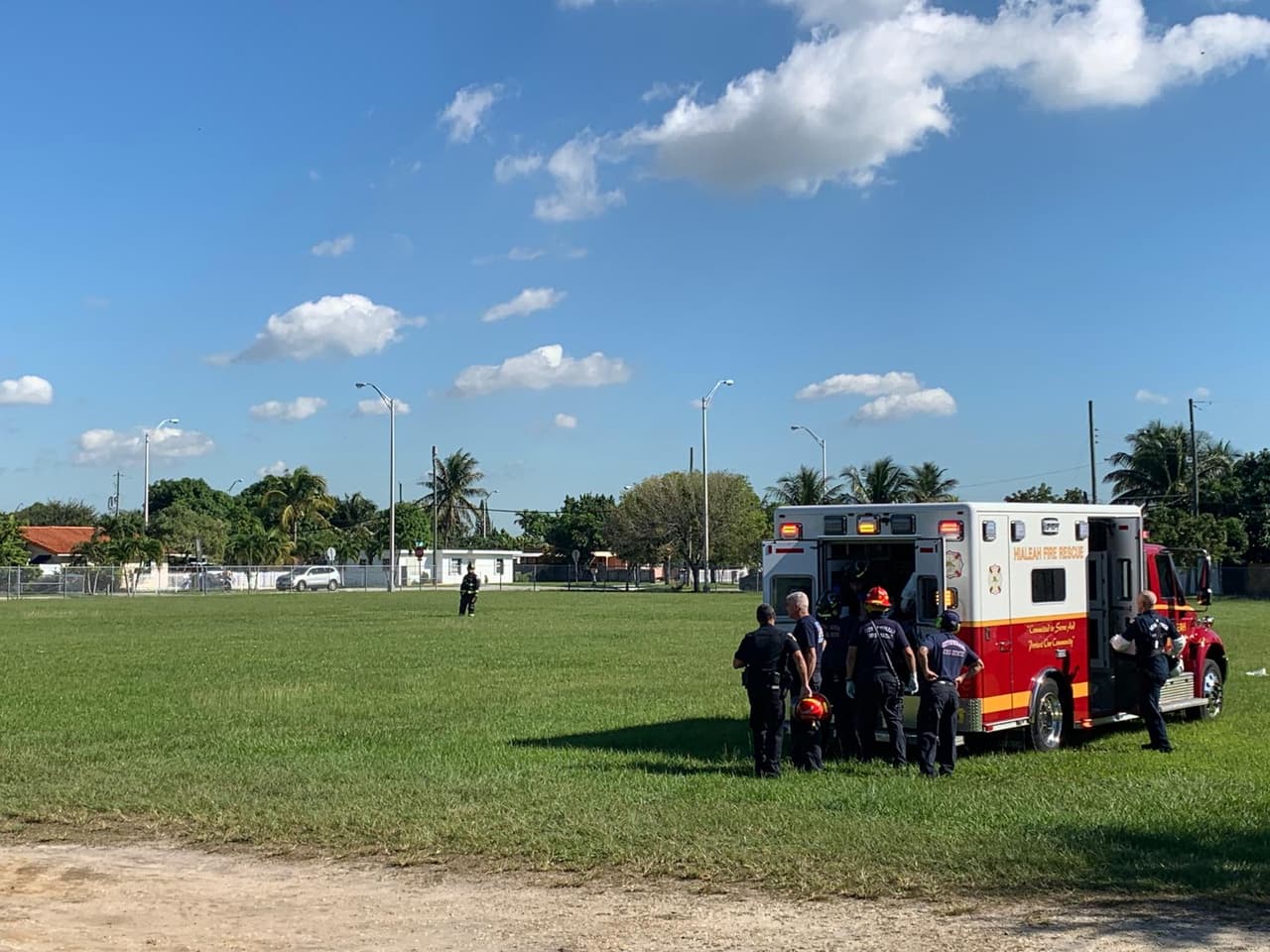 Hombre balea a una mujer en el este de Hialeah