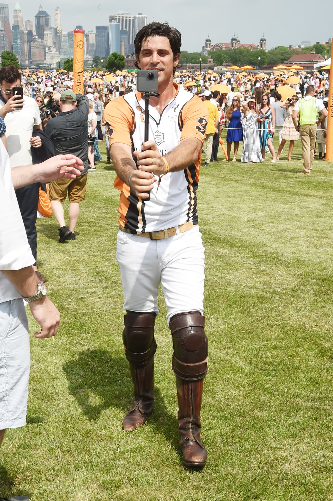 Figueras aseguró que el pasado del príncipe Harry ha influido en sus decisiones, especialmente cuando 
<b><a href="https://www.univision.com/entretenimiento/huyendo-se-le-atraveso-la-muerte-asi-fueron-las-ultimas-horas-de-diana-la-princesa-del-pueblo">perdió a su madre siendo perseguida por fotógrafos</a></b>.