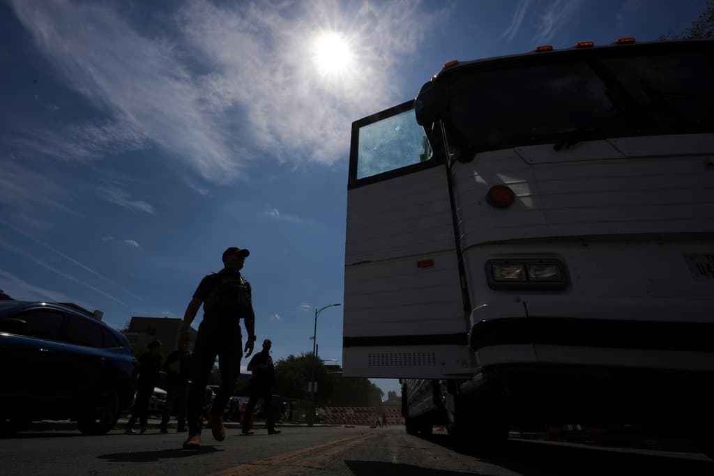 Estos son los autobuses que se estacionan afuera de la Corte de Inmigración en San Antonio para trasladar inmigrantes.