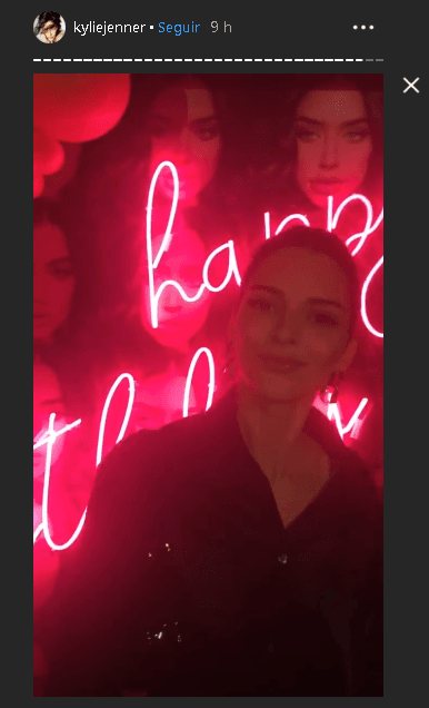 Kylie Jenner subió a su cuenta de 
<a href="https://www.instagram.com/kyliejenner/?hl=es-la" target="_blank">Instagram</a> algunas imágenes de la noche en el club Bootsy Bellows con la frase "Bestie birthday weekend".