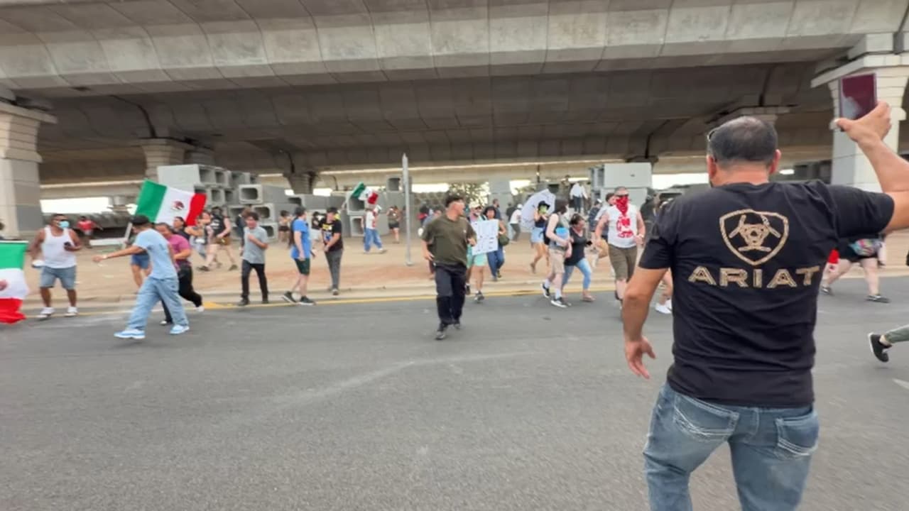Varias personas se concentraron cerca del sitio donde ocurrió el tiroteo. Las imágenes muestran a manifestantes reunidos en la zona del 
<b>cruce de Anderson Square y Research Boulevard</b>, donde se mantuvo un amplio perímetro de seguridad.