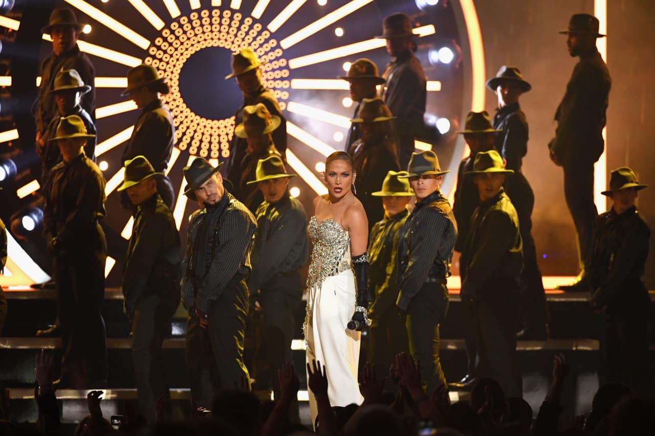 Contrario a otras presentaciones, en las que Jennifer López presume bastante piel sobre el escenario, para 'Dinero' utilizó otra estrategia, manteniendo su trasero y piernas cubiertos.