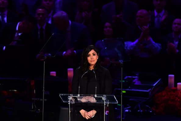 Vanessa, esposa de Kobe y madre de Gianna compartió un poco de la vida familiar, de cómo su "bebé" la abrazaba con tanta fuerza todos los días y también expresó su profundo sentimiento que la unía a su esposo a quién describió como un romántico enamorado.