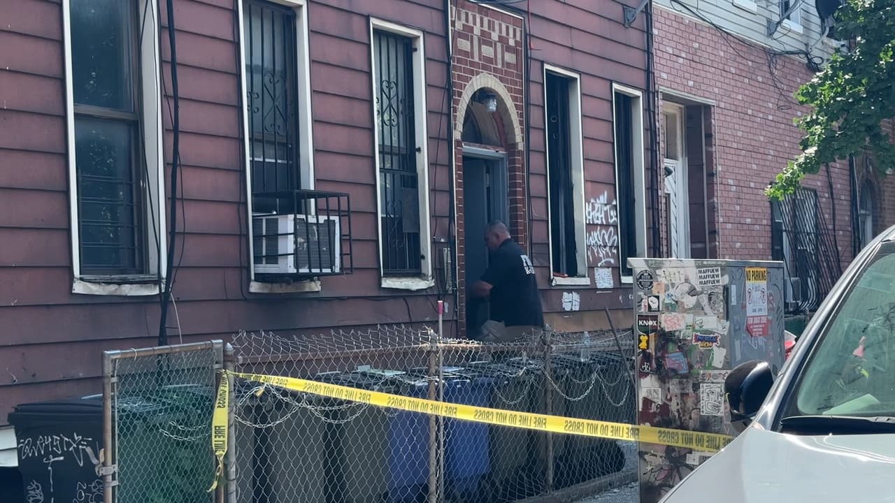 Vecinos afectados señalaron que un hombre prendió fuego en el primer piso cerca de una puerta y la cerró complicando la salida de los moradores.
<br>