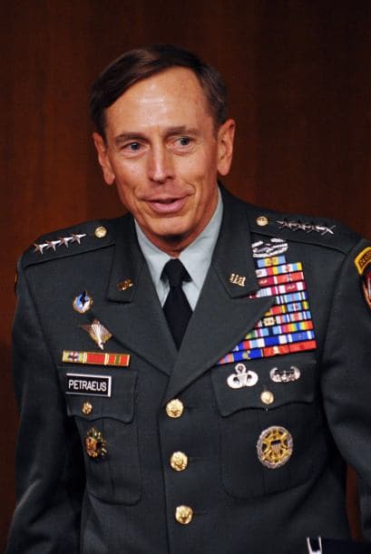 Si bien pasó un año a su cargo, Petraeus ha "comenzado a experimentar la agencia en un mundo post 11 de septiembre" continuando su misión antiterrorista pero volviendo a sus misiones tradicionales, según Riedel. (Con información de AFP).