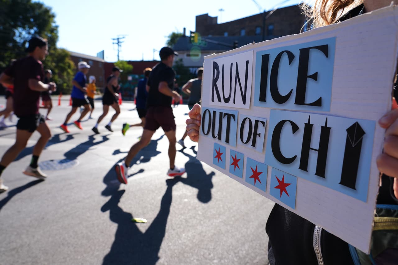 Sin embargo, la emoción del maratón de este año se sintió distinta en comparación con ediciones anteriores. Por ejemplo, los tradicionales mariachis no estuvieron presentes, y según se reporta, su ausencia se debe a las recientes redadas de ICE.
<br>
<br>Un comerciante local confirmó que la afluencia de personas en la zona se vio reducida:
<br>
<br> “La verdad, ha venido poquita gente… debido a la presencia de la migra. Entonces, sí, ha disminuido el negocio como un 80%.”
<br>
