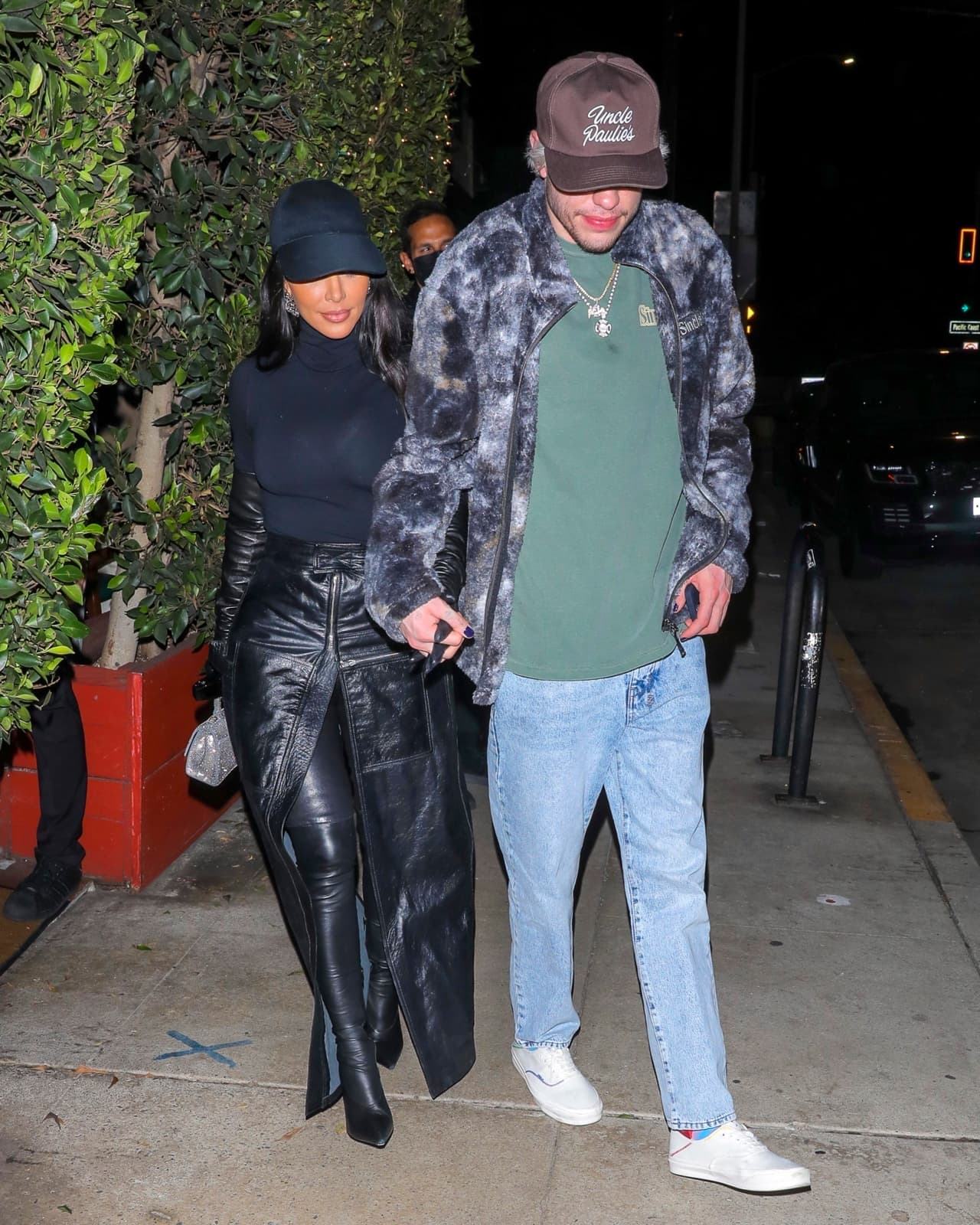 La mayoría de las citas de Kim y Pete han sido a todo lujo. En esta foto, por ejemplo, la pareja salió a cenar a un restaurante de Santa Mónica, en el sur de California, en el Lamborghini del comediante.