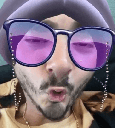 ¡Una abuelita regañona! Es J Balvin con un filtro que lo hace lucir unos años más grande.