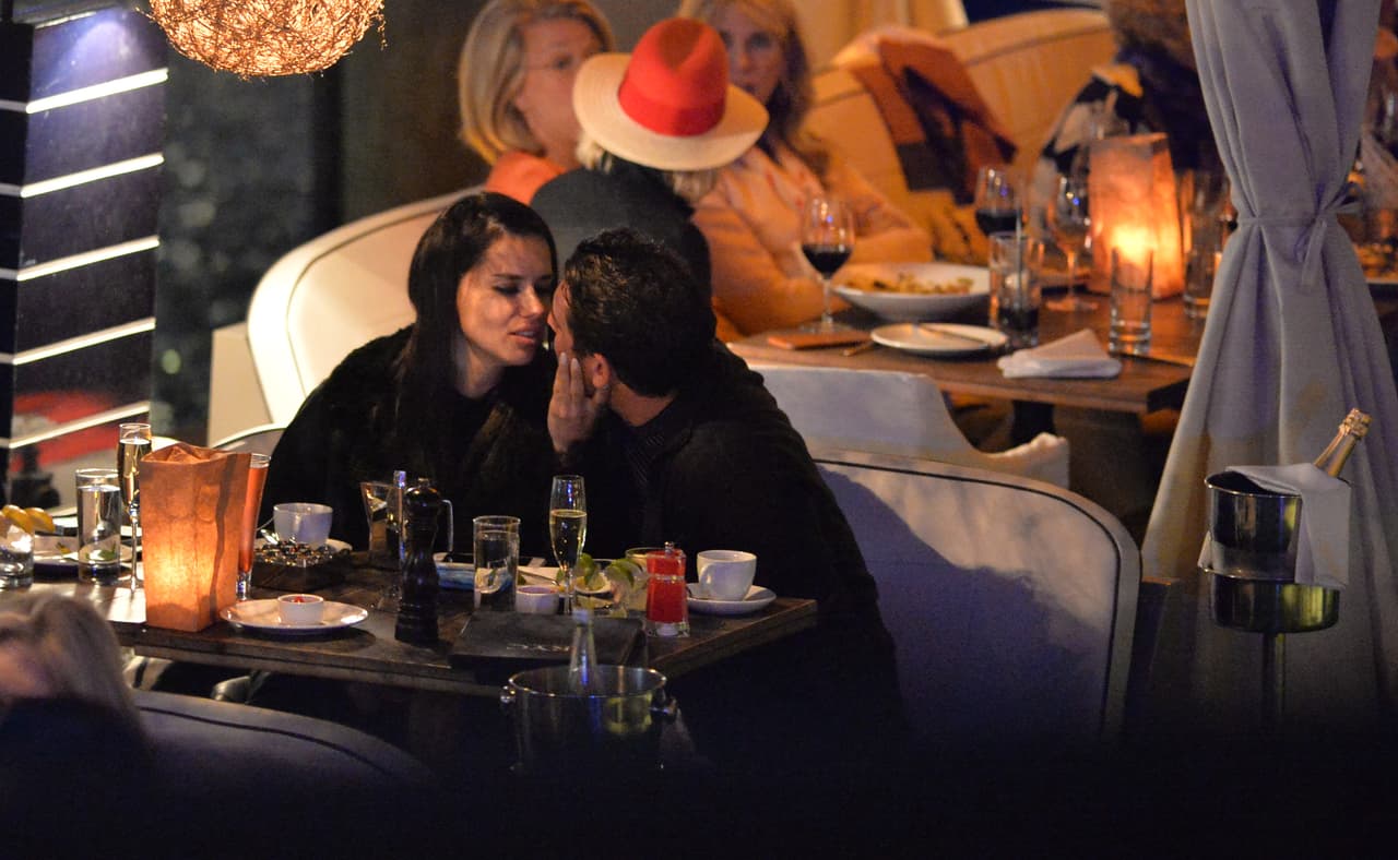 Adriana Lima rompió con el receptor de New England Patriots Julian Edelman hace sólo una semana. Sin embargo, se le vio besándose en un restaurante con el chico malo de los muchachos de Nueva York Mitch, Matt Harvey. Estas son las primeras fotos de la nueva pareja. La pareja llegó en yate y cenaron y tomaron champán por horas en el River Yacht Club el 15 de marzo de 2017, en Miami, Florida.