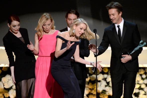 ¿Y se van a creer el "cuento" de que Naomi se tropezó con el vestido de Emma Stone? No podemos confirmar nada, pero estamos seguros que fue el "diablito" el que le metió el pie.