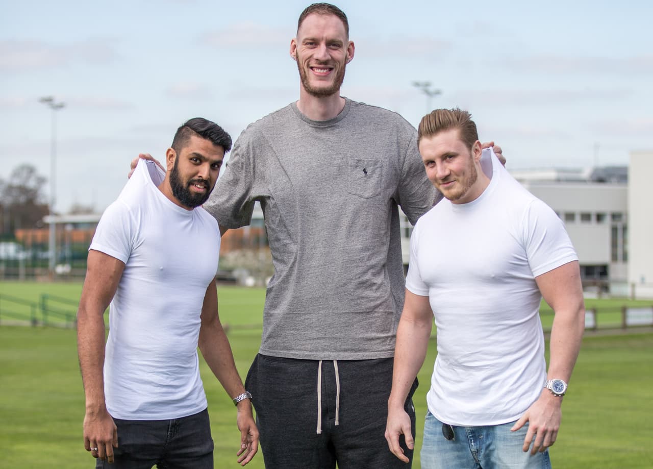 Paul Sturgess, del poblado de Loughborough, Leicestershire en Inglaterra, actualmente tiene el récord no sólo del hombre más alto del Reino Unido, sino también dentro de su ocupación.