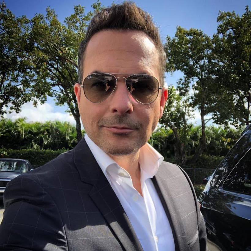 Carlos Calderón también opinó sobre el tema argumentando que es inevitable no vivir una decepción amorosa: "si no le pasa en la primaria, le va a pasar en la secundaria, en la prepa, en la universidad o en los cuarentas".