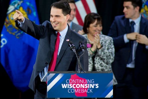 El republicano Scott Walker celebra su triunfo en la gubernatura de Wisconsin frente a la demócrata Mary Burke.