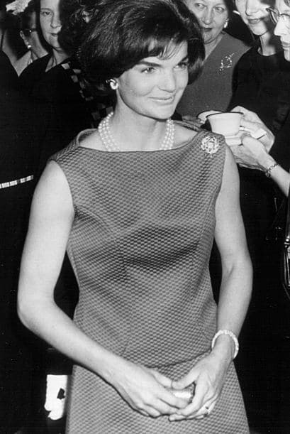 Por favor, no me envíes aunque no haya espacio para nosotros tres en el búnker a prueba de bombas de la Casa Blanca, que yo había visto… solo quiero estar contigo y quiero morir contigo, y los niños también, que vivir sin ti. El me dijo que no me mandaría, y él no quería que yo me fuera… P.263…